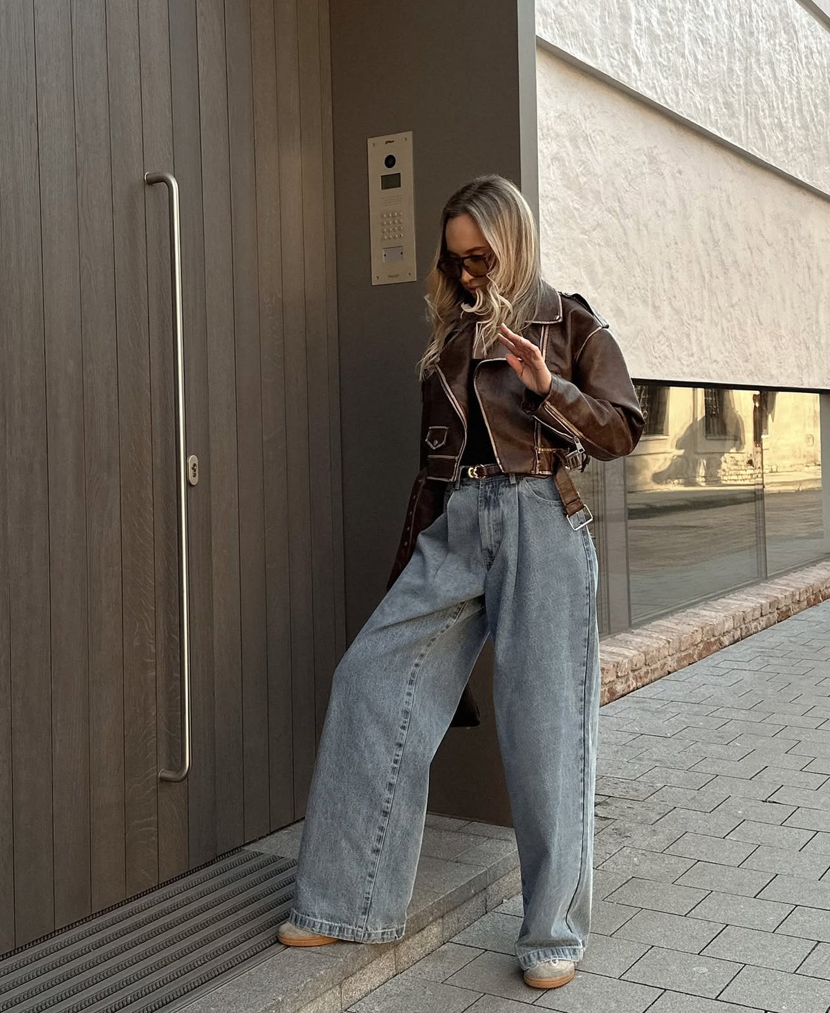 JAU VIETOJE! Sendinta Ruda ir juoda trumpa Eko odos striukė moterims - brown eco leather jacket