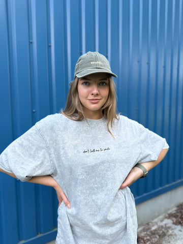 Pilki oversized „DON'T TELL ME TO SMILE“ marškinėliai - Jonyk