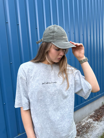 Pilki oversized „DON'T TELL ME TO SMILE“ marškinėliai - Jonyk