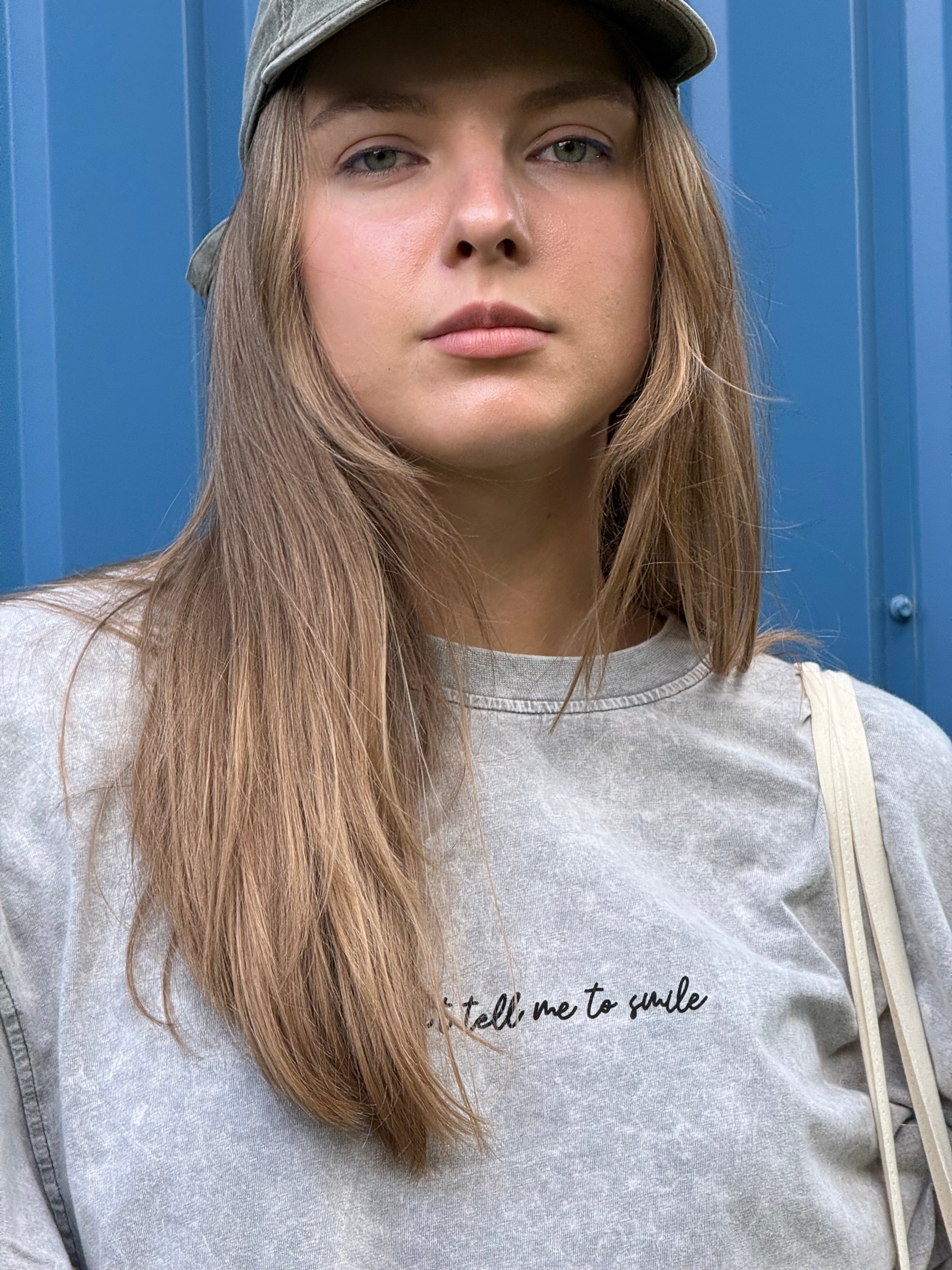 Pilki oversized „DON'T TELL ME TO SMILE“ marškinėliai - Jonyk