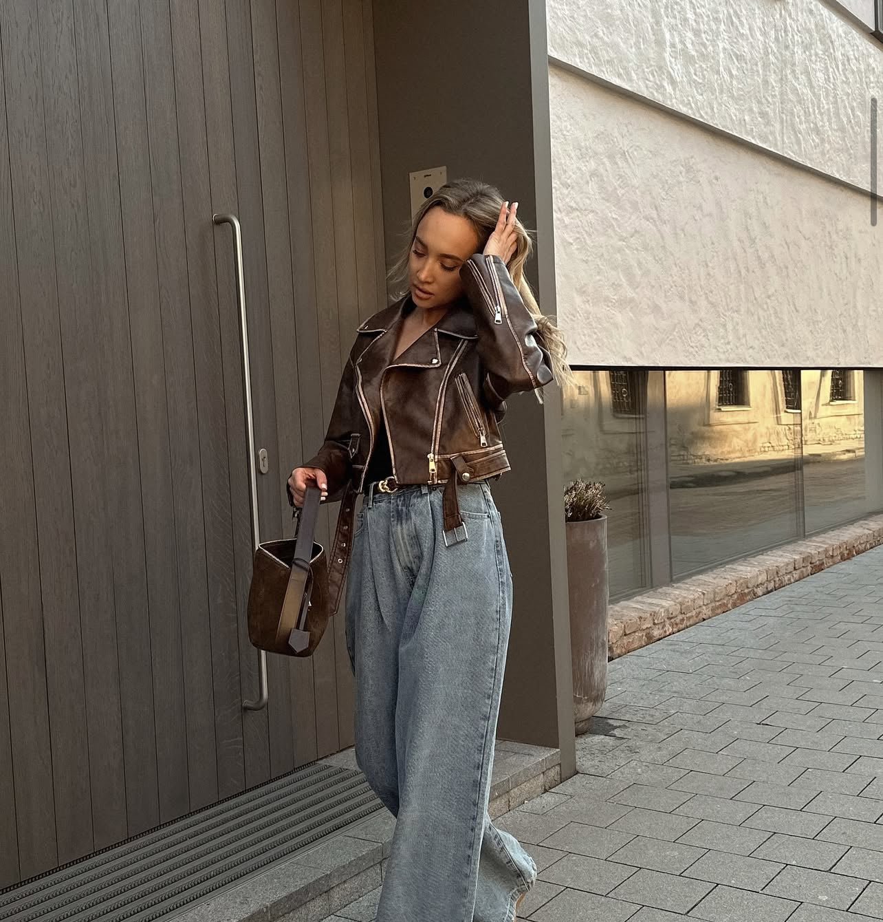 Sendinta Ruda ir juoda trumpa Eko odos striukė moterims - brown and black eco leather jacket - Jonyk