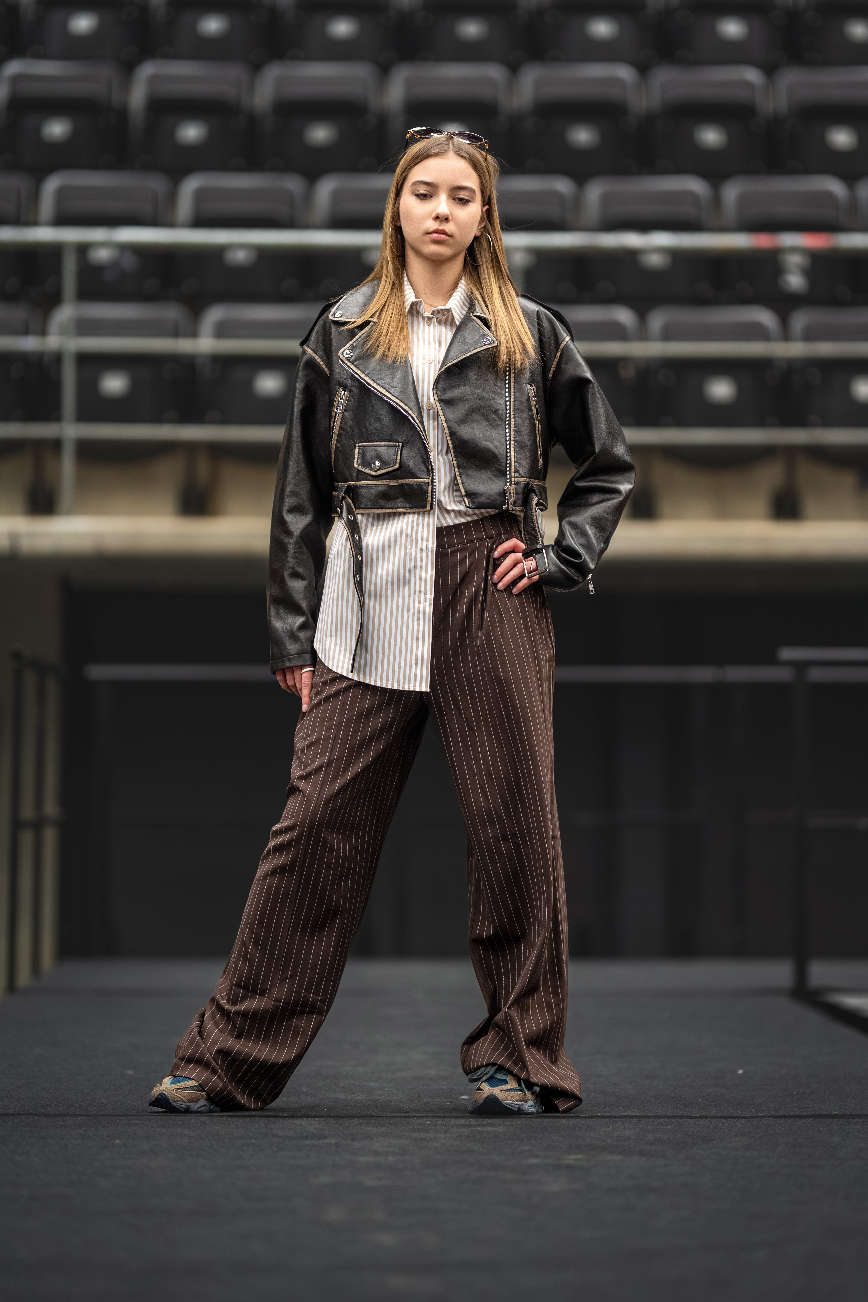 Sendinta Ruda ir juoda trumpa Eko odos striukė moterims - brown and black eco leather jacket - Jonyk