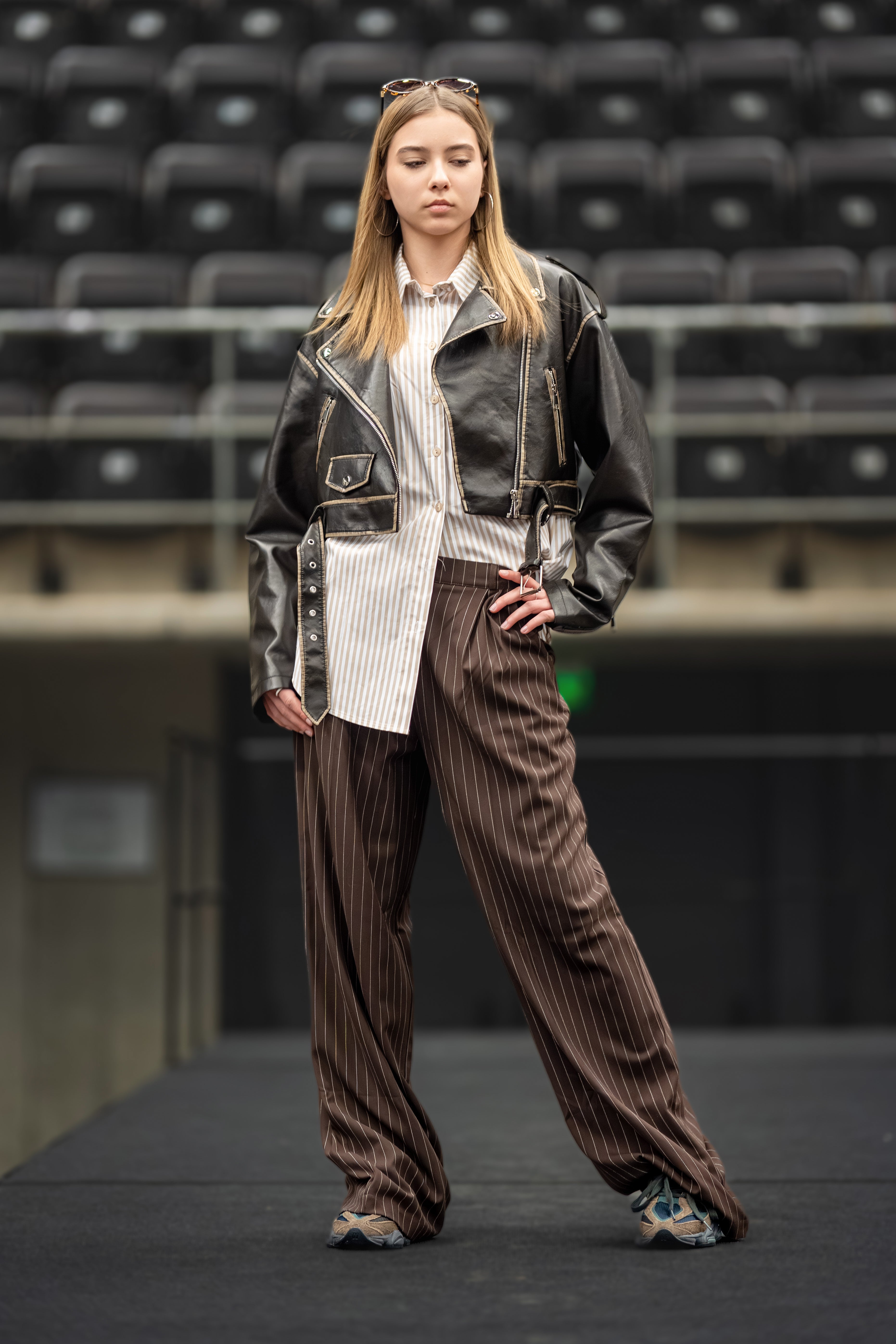 Sendinta Ruda ir juoda trumpa Eko odos striukė moterims - brown and black eco leather jacket - Jonyk